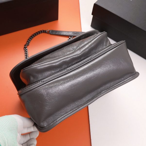 Fausse Sacoche Saint Laurent Niki Medium à Chaîne en Gris Foncé – Image 10