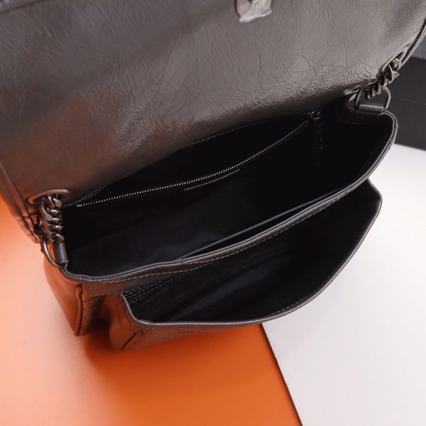 Fausse Sacoche Saint Laurent Niki Medium à Chaîne en Gris Foncé – Image 9