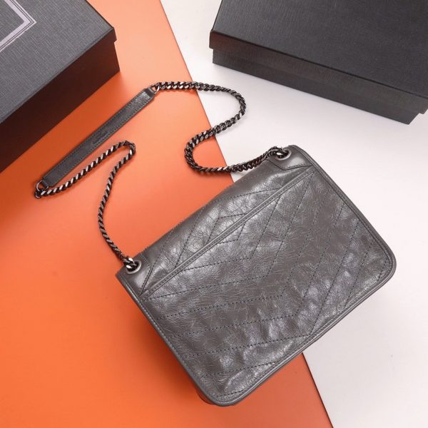 Fausse Sacoche Saint Laurent Niki Medium à Chaîne en Gris Foncé – Image 7