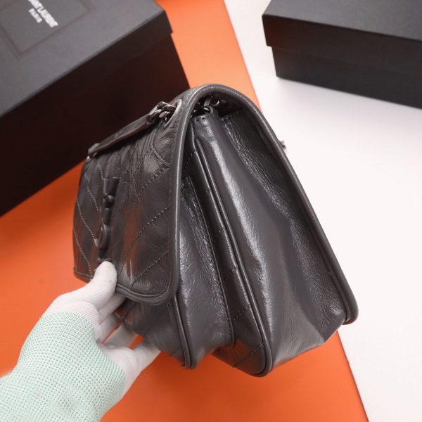 Fausse Sacoche Saint Laurent Niki Medium à Chaîne en Gris Foncé – Image 5
