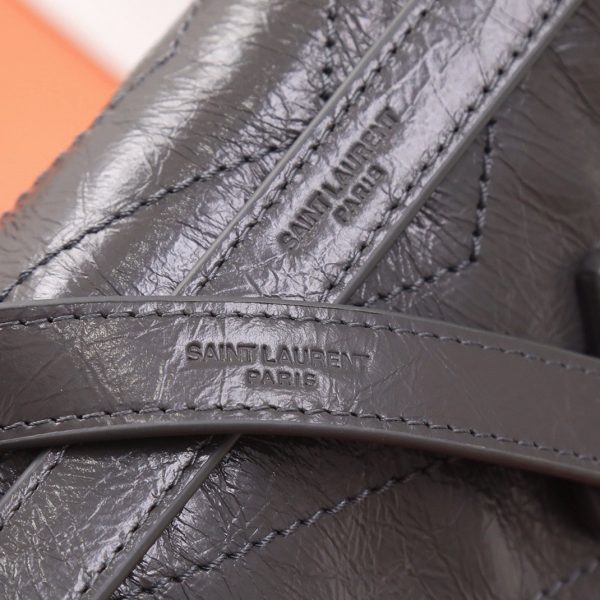 Fausse Sacoche Saint Laurent Niki Medium à Chaîne en Gris Foncé – Image 3