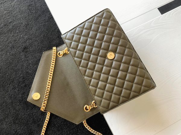 Fausse Sacoche Saint Laurent Envelope Medium en Kaki – Image 2