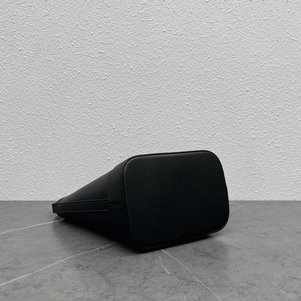 Contrefaçon Celine Petit Bucket Cuir Triomphe en noir cuir de veau – Image 7