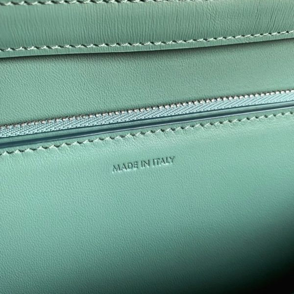 Faux Celine Classic Box Moyen Sac en céladon – Image 3