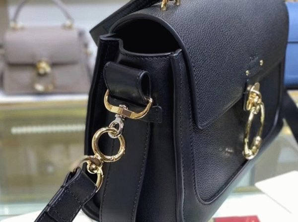 Contrefaçon Chloe Petit Sac Tess Day en cuir grainé noir – Image 4