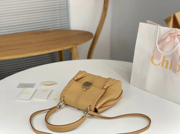 Fausse Chloe Petit Sac Bandoulière Penelope en cuir de veau grainé beige – Image 4