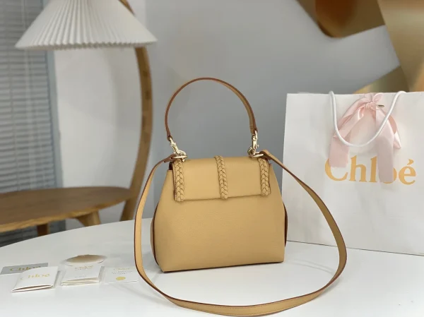 Fausse Chloe Petit Sac Bandoulière Penelope en cuir de veau grainé beige – Image 2