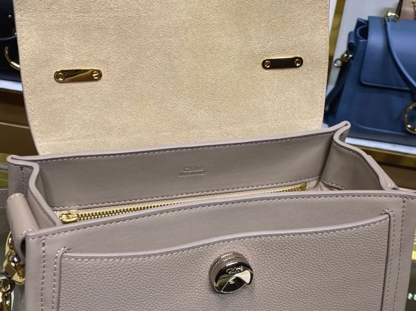 Fausse Chloe Petit Sac Tess Day en cuir grainé gris – Image 2