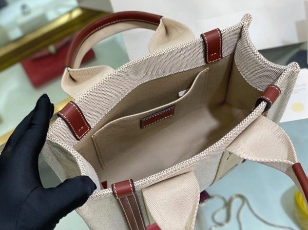 Fausse Chloe Petit Sac Cabas Woody en toile avec bandes en cuir camel – Image 8