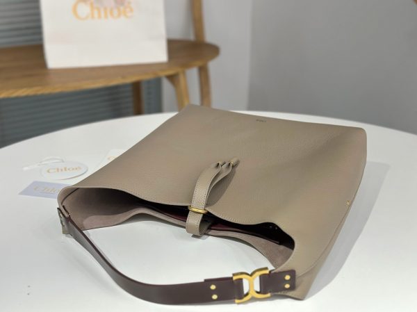 Fausse Chloe Sac Hobo Marcie en cuir grainé gris – Image 11