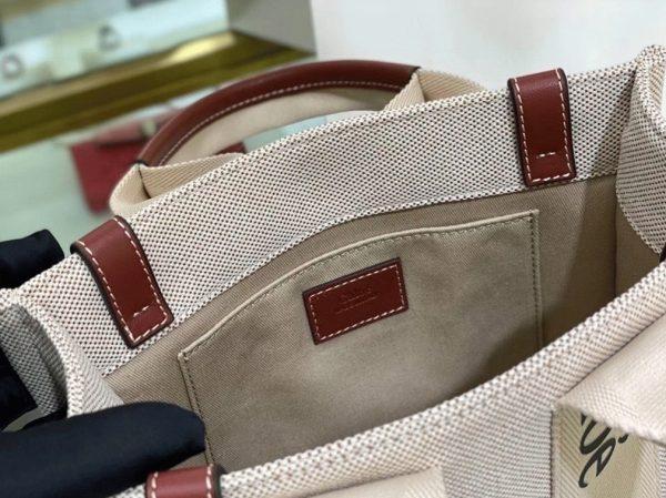 Fausse Chloe Petit Sac Cabas Woody en toile avec bandes en cuir camel – Image 6