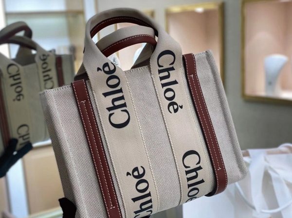 Fausse Chloe Petit Sac Cabas Woody en toile avec bandes en cuir camel – Image 3