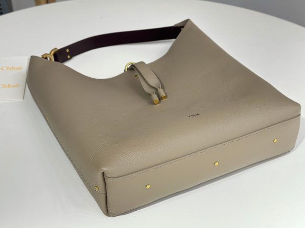 Fausse Chloe Sac Hobo Marcie en cuir grainé gris – Image 10