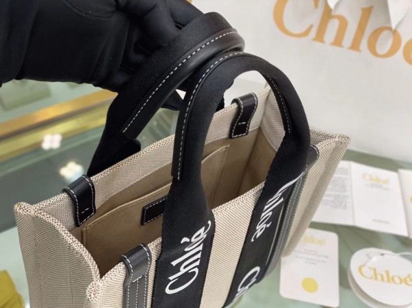 Fausse Chloe Petit Sac Cabas Woody en toile avec bandes en cuir noir – Image 9