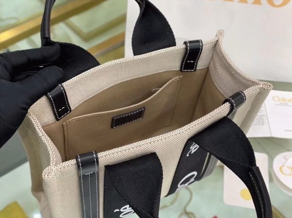Fausse Chloe Petit Sac Cabas Woody en toile avec bandes en cuir noir – Image 7