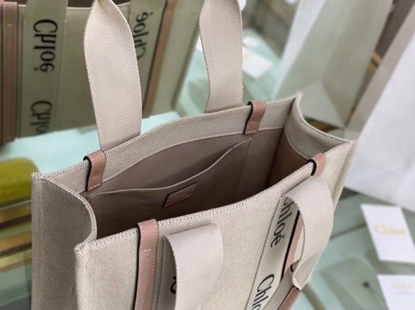 Fausse Chloe Sac Cabas Woody Moyen en toile avec bandes en cuir beige – Image 10
