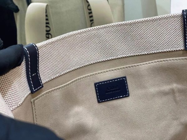 Contrefaçon Chloe Sac Cabas Woody Moyen en toile avec bandes en cuir bleu – Image 6