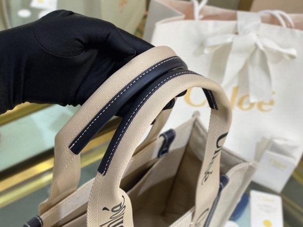 Contrefaçon Chloe Sac Cabas Woody Moyen en toile avec bandes en cuir bleu – Image 4