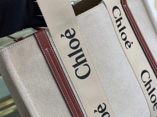 Fausse Chloe Sac Cabas Woody Moyen en toile avec bandes en cuir brun – Image 9