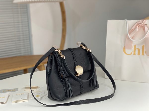 Fausse Chloe Petit Sac Bandoulière Penelope en cuir de veau grainé noir – Image 4