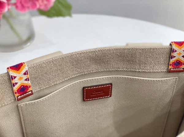 Fausse Chloe Sac Cabas Woody Moyen avec broderie à la main – Image 7