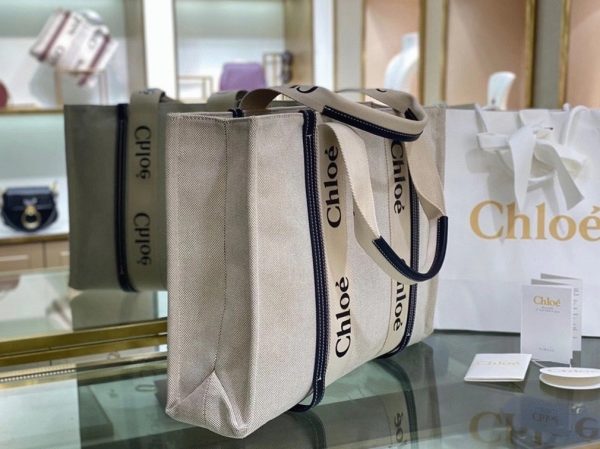 Fausse Chloe Grand Sac Cabas Woody en toile avec bandes en cuir bleu – Image 9