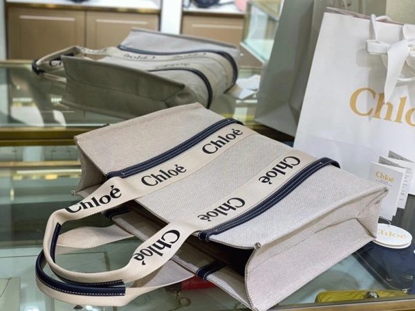 Fausse Chloe Grand Sac Cabas Woody en toile avec bandes en cuir bleu – Image 8