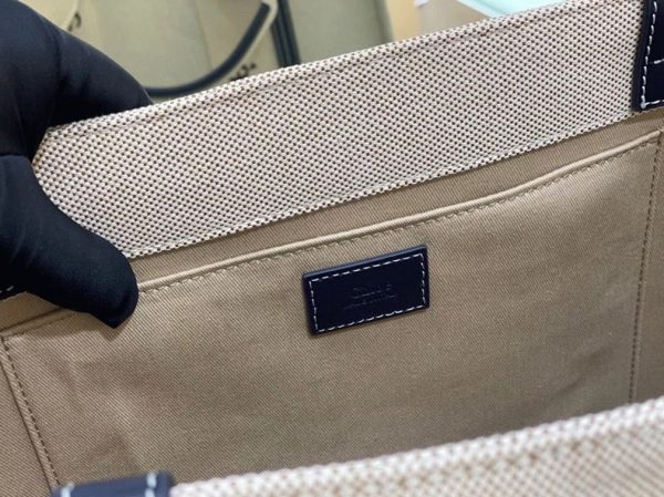 Fausse Chloe Grand Sac Cabas Woody en toile avec bandes en cuir bleu – Image 6