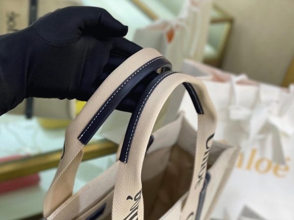 Fausse Chloe Grand Sac Cabas Woody en toile avec bandes en cuir bleu – Image 4
