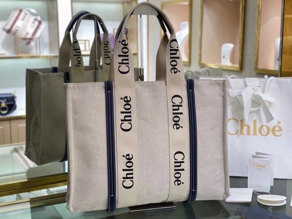 Fausse Chloe Grand Sac Cabas Woody en toile avec bandes en cuir bleu – Image 3