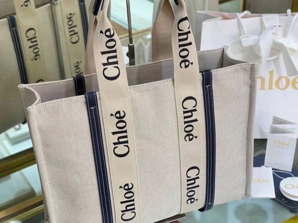 Fausse Chloe Grand Sac Cabas Woody en toile avec bandes en cuir bleu – Image 2