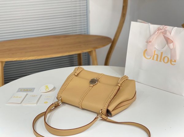 Fausse Chloe Sac Bandoulière Penelope Moyen en cuir de veau grainé beige – Image 5