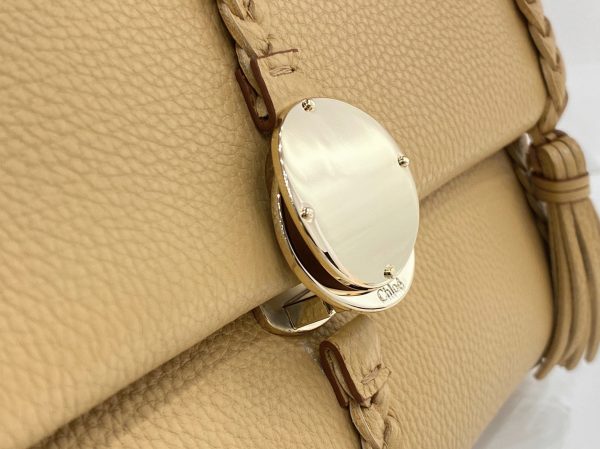 Fausse Chloe Sac Bandoulière Penelope Moyen en cuir de veau grainé beige – Image 2