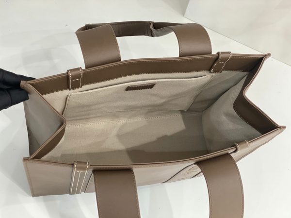 Fausse Chloe Sac Cabas Woody Moyen en cuir de veau vert armée – Image 8
