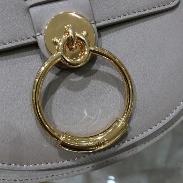 Fausse Chloe Petit Sac Tess à bandoulière en cuir de veau gris – Image 8