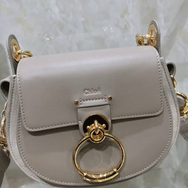 Fausse Chloe Petit Sac Tess à bandoulière en cuir de veau gris – Image 7