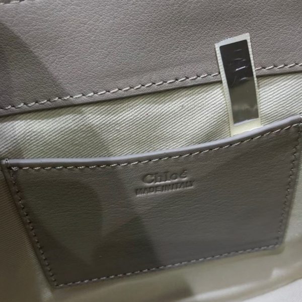 Fausse Chloe Petit Sac Tess à bandoulière en cuir de veau gris – Image 6