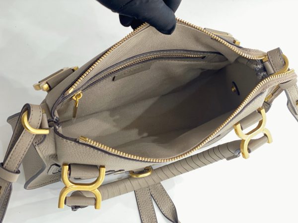Fausse Chloe Marcie Petit Sac Double Porté en cuir grainé sable – Image 8