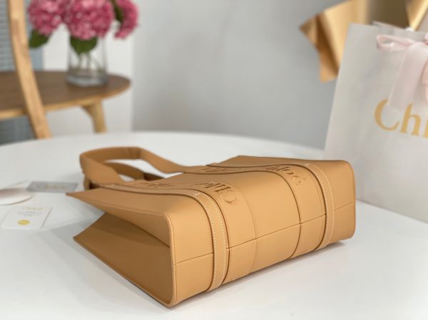 Contrefaçon Chloe Sac Cabas Woody Moyen en cuir de veau beige – Image 10