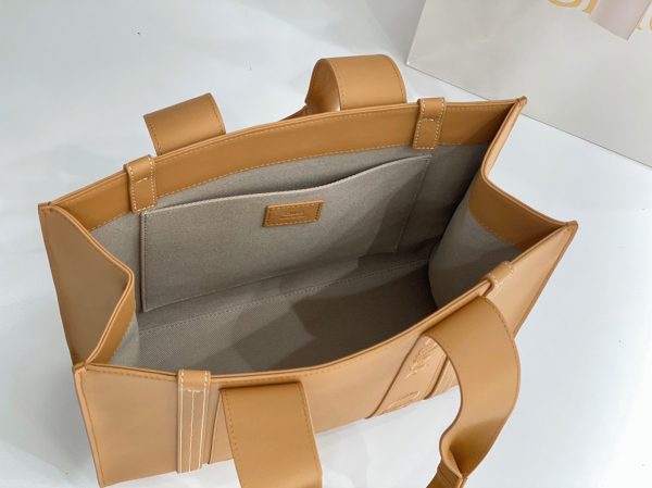 Contrefaçon Chloe Sac Cabas Woody Moyen en cuir de veau beige – Image 9