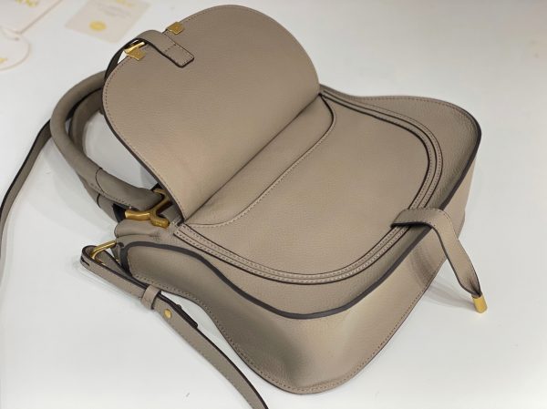 Fausse Chloe Marcie Petit Sac Double Porté en cuir grainé sable – Image 2