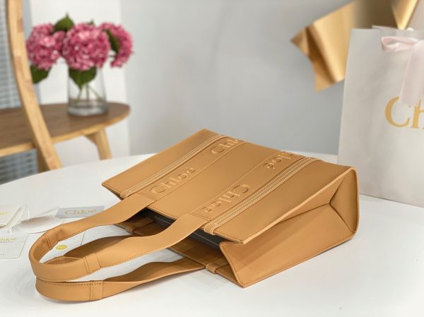 Contrefaçon Chloe Sac Cabas Woody Moyen en cuir de veau beige – Image 8