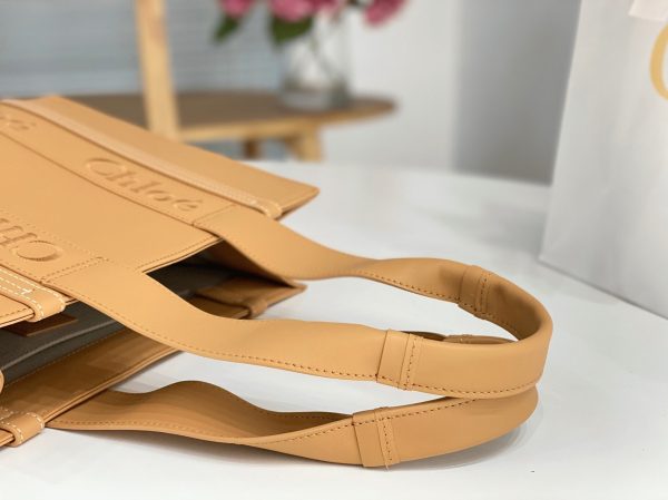 Contrefaçon Chloe Sac Cabas Woody Moyen en cuir de veau beige – Image 4