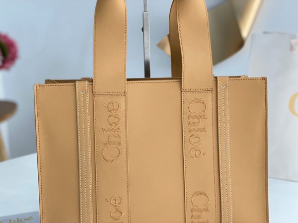Contrefaçon Chloe Sac Cabas Woody Moyen en cuir de veau beige – Image 2