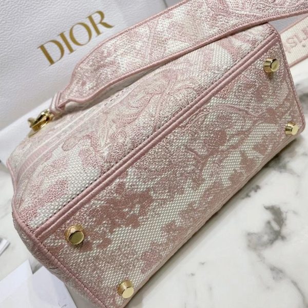 Réplique Sac Lady D-Lite Medium en broderie Toile de Jouy rose – Image 8