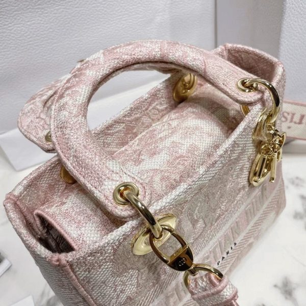 Réplique Sac Lady D-Lite Medium en broderie Toile de Jouy rose – Image 5