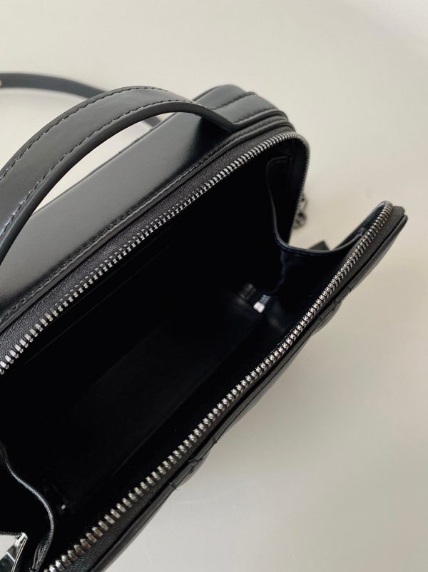 Contrefaçon Micro Sac Dior Caro en noir – Image 9