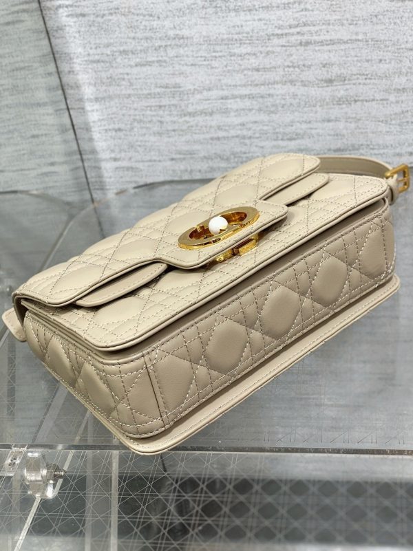 Contrefaçon Petit Sac Jolie à poignée en veau cannage beige – Image 7