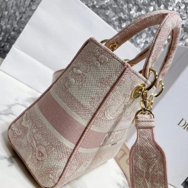 Réplique Sac Lady D-Lite Medium en broderie Toile de Jouy rose – Image 4