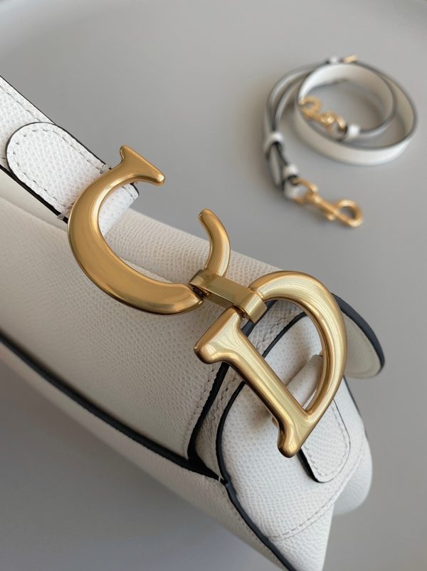 Réplique Sac Saddle Dior avec bandoulière en veau grainé blanc – Image 7